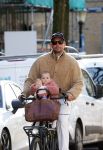 Amsterdam 2 maart 2026
Thierry Baudet met zijn. dochter  Penelope op de fiets in Amsterdam zuid