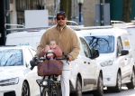 Amsterdam 2 maart 2026
Thierry Baudet met zijn. dochter  Penelope op de fiets in Amsterdam zuid