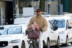 Amsterdam 2 maart 2026
Thierry Baudet met zijn. dochter  Penelope op de fiets in Amsterdam zuid