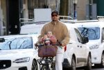 Amsterdam 2 maart 2026
Thierry Baudet met zijn. dochter  Penelope op de fiets in Amsterdam zuid