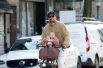 Amsterdam 2 maart 2026
Thierry Baudet met zijn. dochter  Penelope op de fiets in Amsterdam zuid
