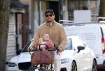 Amsterdam 2 maart 2026
Thierry Baudet met zijn. dochter  Penelope op de fiets in Amsterdam zuid
