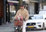 Amsterdam 2 maart 2026
Thierry Baudet met zijn. dochter  Penelope op de fiets in Amsterdam zuid