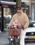 Amsterdam 2 maart 2026
Thierry Baudet met zijn. dochter  Penelope op de fiets in Amsterdam zuid