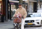 Amsterdam 2 maart 2026
Thierry Baudet met zijn. dochter  Penelope op de fiets in Amsterdam zuid