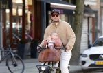 Amsterdam 2 maart 2026
Thierry Baudet met zijn. dochter  Penelope op de fiets in Amsterdam zuid