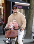 Amsterdam 2 maart 2026
Thierry Baudet met zijn. dochter  Penelope op de fiets in Amsterdam zuid