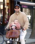 Amsterdam 2 maart 2026
Thierry Baudet met zijn. dochter  Penelope op de fiets in Amsterdam zuid