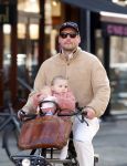 Amsterdam 2 maart 2026
Thierry Baudet met zijn. dochter  Penelope op de fiets in Amsterdam zuid