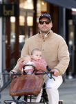 Amsterdam 2 maart 2026
Thierry Baudet met zijn. dochter  Penelope op de fiets in Amsterdam zuid