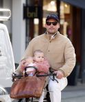 Amsterdam 2 maart 2026
Thierry Baudet met zijn. dochter  Penelope op de fiets in Amsterdam zuid