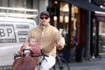 Amsterdam 2 maart 2026
Thierry Baudet met zijn. dochter  Penelope op de fiets in Amsterdam zuid