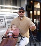 Amsterdam 2 maart 2026
Thierry Baudet met zijn. dochter  Penelope op de fiets in Amsterdam zuid