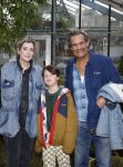 Amsterdam 1 maart 2026
Presentatie boek Lies Visschedijk bij de botanische tuin . Hans Dorrestijn reikte het eerste exemplaar uit . Vincent Croiset met partner Tina de Bruin en hun zoon