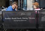 Amsterdam 6 maart 2026
Vincent Croiset en zijn vriendin Tina de Bruin op terras en winkelend in Amsterdam zuid .