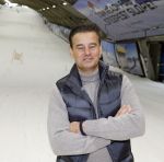 Zoetermeer 6 maart 2026
Bas Smit tijdens de opnames voor een promovideo in SnowWorld. De BN'er kondigde samen met Wolter Kroes en Wilfred Genee een nieuw evenement aan in de Brabanthallen met de naam Apres ski reunie .