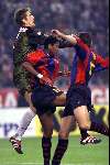 AJAX-FC BARCELONA, vriendschappelijk duel 2-2
Edwin v d Sar in duel met Patrick Kluivert