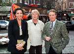 Amsterdam 31-03-99
Yvonne de Vries,  Henny Cruyff, en schrijver Bert Hiddema
