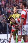 4 April 1999
PSV-AJAX 3-1
Luc Nilis wijst de scheidsrechter waar de overtreding heeft plaats gevonden volgens hem in het strafschopgebied maar scheidsrechter Mario v d Ende geeft een vrije trap en Luc Nilis weet deze te benutten doordat Edwin v d Sar  de bal zelf in zijn doel sloeg.