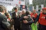 WINNAAR KOSGEI (KENIA) HULDIGT DE LAATSTE LOPER LINKS WINNARES DAMES TEGLA LOROUPE(LINKS)BURGEMEESTER OPSTELTEN (KLAPPEND)
18 April 1999