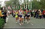 WINNAAR KOSGEI IUT DE WIND DOOR DE HAZEN (LINKS IN GEEL)
18 April 1999
MARATHON ROTTERDAM