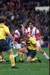 Robert Roest wordt hardhandig aangepaakt door PSV-aanvoerder Andre Ooijer
PSV-Fortuna SC 1-3  1/2 finale KNVB-beker
13 April 1999