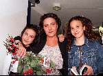 Amsterdam, 31 Maart 1999
Yvonne de Vries met haar twee dochters
Yvonne Gullit met haar twee dochters Felicity en Germaine