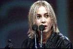 Hilversum, 6 april 2000
Uitreiking van de EDSION-Award 2000
Anouk tijdens haar optreden nadat ze een EDISON had gewonnen