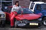 Maasbommel 21 april 2000
Donna Lynton met haar schade-auto.
