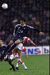 Eindhoven 31 maart 2000
PSV-AZ
AZs speler El Hadrioui in duel met Mark v Bommel