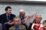 Eindhoven, 30 april 2000
PSV Landskampioen 
Feest na de wedstrijd PSV-RKC, eindstand 7-1
Frits Philips leest een PSV-krant