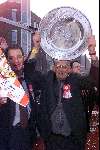 Eindhoven, 30 april 2000
PSV Landskampioen 
Feest na de wedstrijd PSV-RKC, eindstand 7-1
Harry v Kemenade met de kampioensschaal en Ernie Brandts