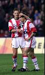 Eindhoven, 1 april 2000
PSV-AZ, eindstand 5-1
Johan Vogel fekiciteert Stinga met zijn treffer