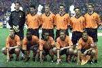 Arnhem, 26 april 2000
Vriendschappelijk interland Nederland-Schotland, eindstand 0-0
Staande v.l.n.r.: Edwin v d Sar, Roy Makaay, Dennis Bergkamp, Andre Ooijer, Marc Overmars en Bert Konterman
gehurkt v.l.n.r.: Arthur Numan, Hasselbaink, Edgar Davids, Paul Bosvelt en Frank de Boer.