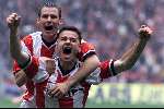 Eindhoven, 30 april 2000
PSV-RKC, eindstand 7-1
PSV vier hierna het officiele landskampioenschap seizoen 1999/2000 Nikiforov blij met zijn doelpunt met op zijn rug Andre Ooijer