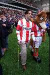 Eindhoven, 30 april 2000
PSV-RKC, eindstand 7-1
PSV vier hierna het officiele landskampioenschap seizoen 1999/2000
Ruud v Nistelrooy op krukken en Phoxy