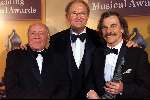 Scheveningen 17 april 2000
Uitreiking Musical Awards.
vlnr Johnny Kraaykamp Sr., Joop vd Ende en prijswinnaar Willem Nijholt.
