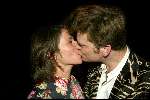 Amsterdam 9 februari 2004
Premiere FEESTJE in Tushinski.
Beau v Erven Dorens kussend met zijn vrouw Selly