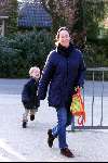 Hoog Keppel 23 april 2001
Brigitte Klijnstra brengt haar zoontje voor het eerstnaar school. Prins Carlos was er niet bij.