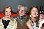 Amsterdam, 11 april 2001
Feest t.g.v. 60 jarige JOOP BRAAKHEKKE
Harry Mulisch met vrouw en dochter(R)