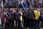 Eindhoven, 28 april 2001
Wedstrijd tussen EVV Eindhoven -FC Den Bosch, eindstand 2-2. Supporters FC Den bosch tijdens rellen
De ME houdt toezicht    Hooligans     Mobiele eenheid
