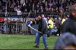 Eindhoven, 28 april 2001
Wedstrijd tussen EVV Eindhoven -FC Den Bosch, eindstand 2-2. Supporters FC Den bosch tijdens rellen
Hooligans met bivakmutsen