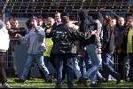 Eindhoven, 28 april 2001
Wedstrijd tussen EVV Eindhoven -FC Den Bosch, eindstand 2-2. Supporters FC Den bosch tijdens rellen
Hooligans met bivakmutsen