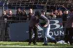Eindhoven, 28 april 2001
Wedstrijd tussen EVV Eindhoven -FC Den Bosch, eindstand 2-2. Supporters FC Den bosch tijdens rellen
Hooligans met bivakmutsen