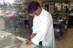 Amsterdam 15 april 2001
Menno Buch werkend in de keuken van het  Polakhuis.
Werkstraf
