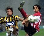 Arnhem, 15 April 2001
Wedstrijd Vitesse-PSV, eindstand 0-0
Ruud v Nistelrooy met Marc v Hintum