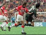 april 1998, PSV-Feyenoord
Cruz wordt onderuitgehaald door Boudewijn Zenden