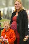 Hilversum 9 april 2002
Een zwangere Esther Duller met haar dochtertje.