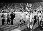 Stuttgart 25 mei 1988
Hans v Breukelen samen met Erik Gerets tonen de cup met de grote oren aan hun supporters nadat ze Benfica hebben verslagen d.m.v. strafschoppen.
