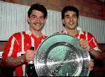 Gerald Vanenburg samen met Jan Heibtze met de kampioensbokaal seizoen 1991-1992